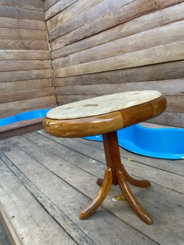 Mesinha com tampa de mármore
