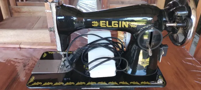 Máquina de costura ELGIN