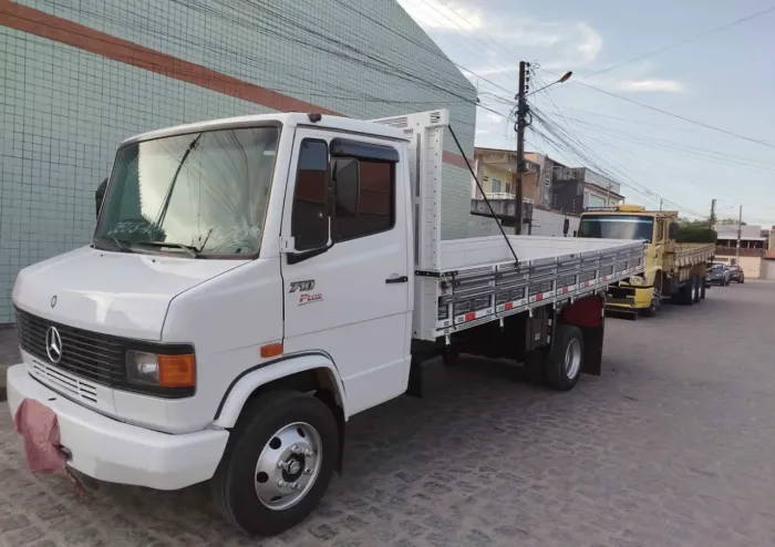 MERCEDES BENS 710 2001