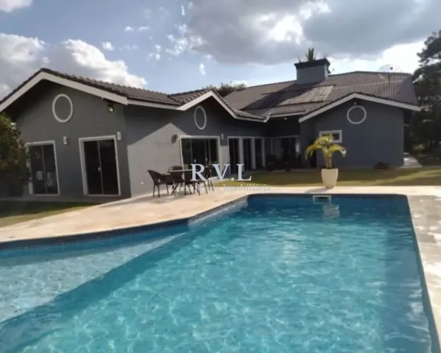 Casa em condomínio de alto padrão para locação em Atibaia-SP - 4 suítes, 3 salas, 4 vagas 