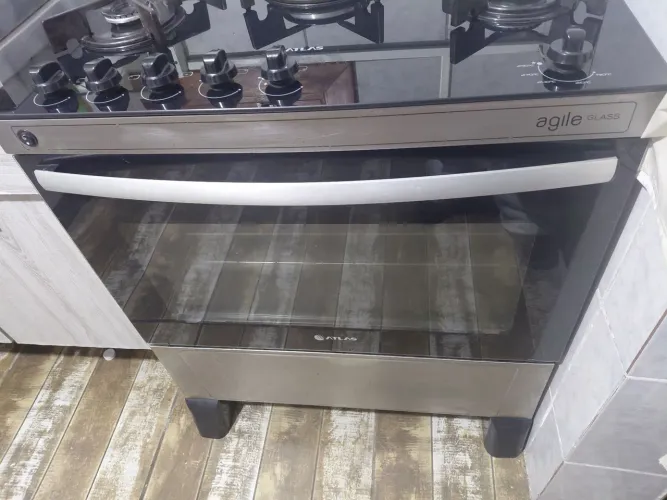 Vendo um fogão 5 bocas mesa de vidro tudo funcionando perfeitamente. motivo da venda m