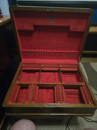Caixa Antiga para Faqueiro 130 peças em Madeira Nobre revestida de veludo - A.E.C 1214