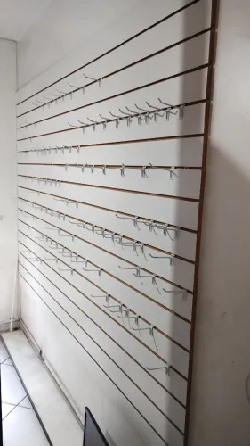 Painel Canaletado 2,75 x 1,75 com 93 ganchos brancos de 10cm