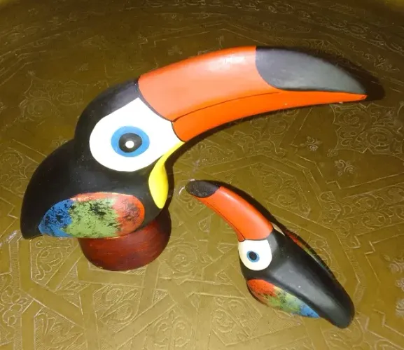 Par de esculturas em cerâmica vitrificada representando tucanos ricamente policromada
