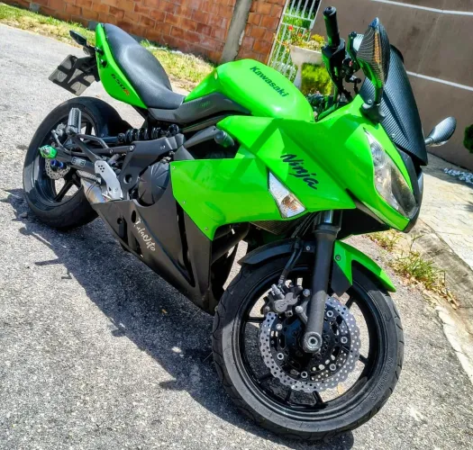 Vendo moto, ou troco por outra de menor valor.