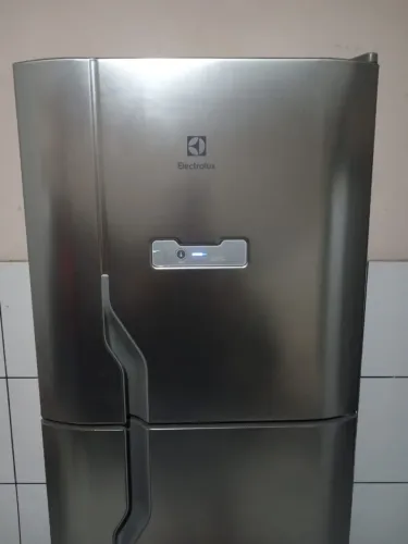 Geladeira Electrolux Frost Free semi nova inox 1 ano e meio de uso.