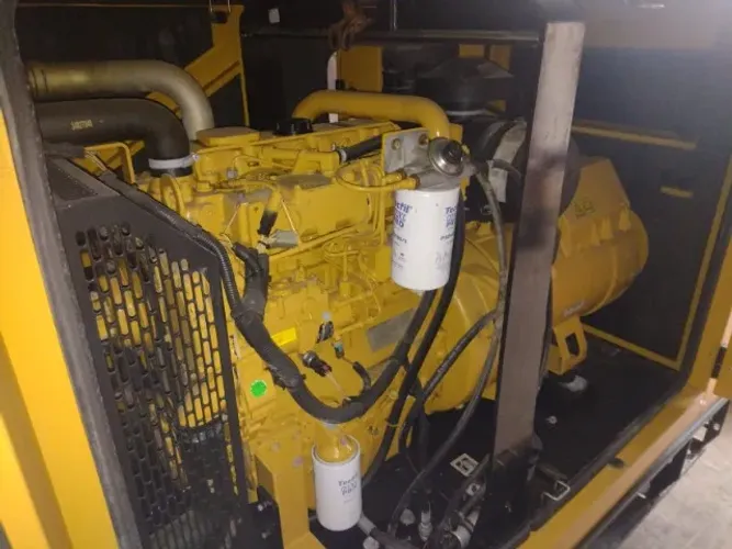 Gerador OLYMPIAN 75/80 kVA (75kVA/80kVA) 2011