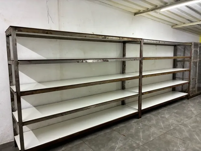 PRATELEIRAS MDF E METALON