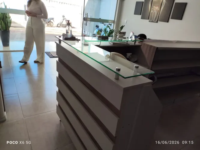 Mesa secretária com bancos 