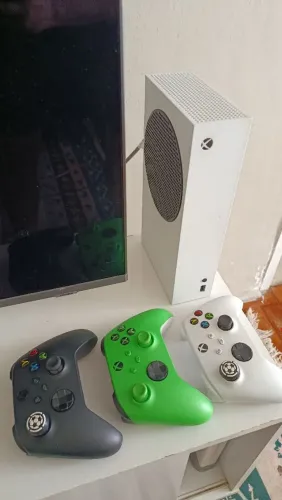 Xbox Series S + 3 controles (estado de novo)