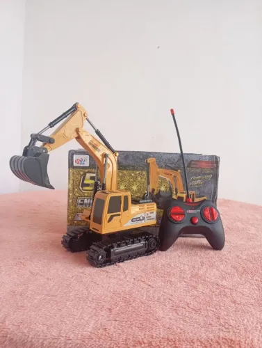 Escavadeira de controle remoto recarregável de brinquedo