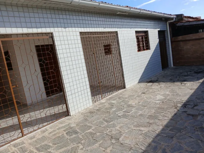 Casa com 4qts sendo 1 suíte, garagem, área de serviço, toda na cerâmica, toda forrada.