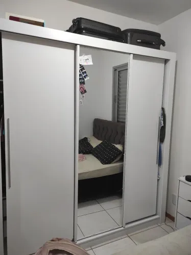 Vendo Guarda roupa de casal, semi novo e branco. Não desmonto nem entrego. 