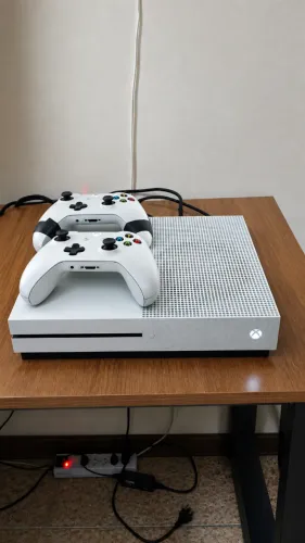 Xbox One S Branco + 2 Controles (Preço p/ Sair Rápido)