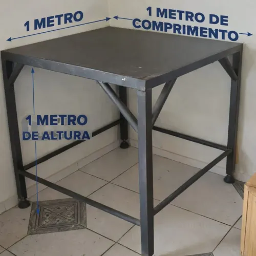 Mesa de ferro reforçada 1 metro de largura por um metro de altura