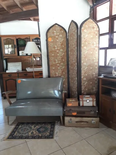 Sofá pé palito impecavel