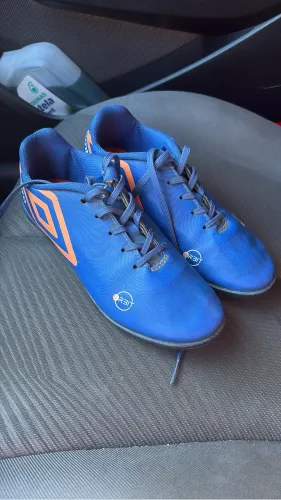 Chuteira marca Umbro Original N:35