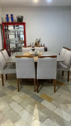 Mesa pé de madeira, tampo em laca e vidro. 1,40x1,40,  8 cadeiras com forração em linho.