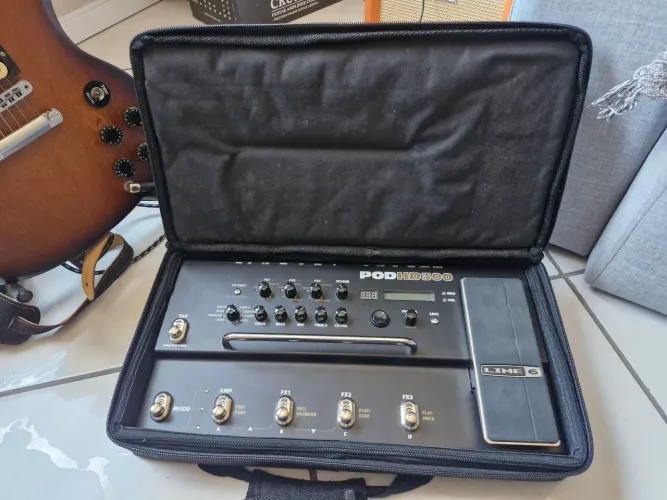 Pedaleira Line 6 POD HD300 + Case + Fonte