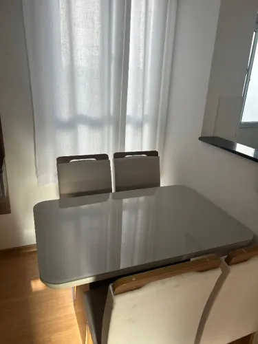 Mesa de jantar em vidro com 4 cadeiras