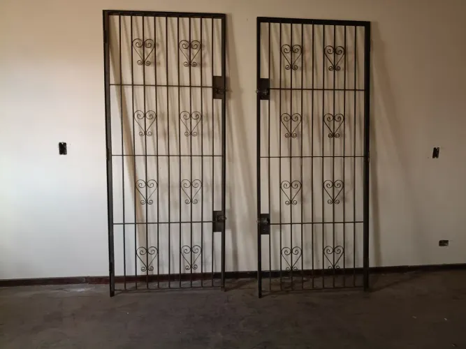 Grades de ferro maciço para portas balcão