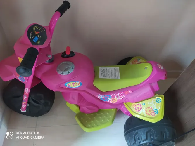 Moto elétrica infantil feminino da cor rosa  usada excelente conservação 