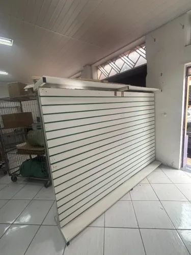 Painel Canaletado Grande Dupla Face com Pés para Loja - 2,75 x 2,06 mts