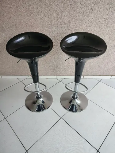 2 Banquetas altas giratórias pretas.