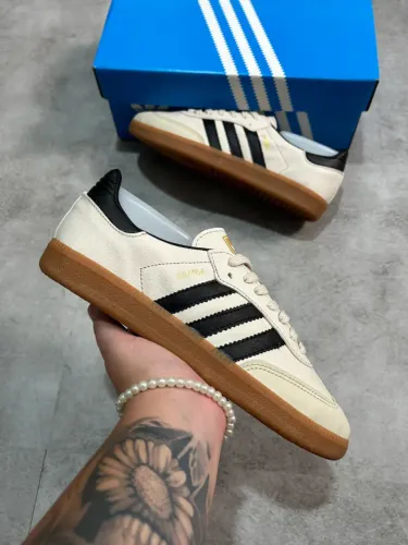Tênis Adidas Samba OG Feminino Premium Sintético Cor: Off/ White C/Listras pretas