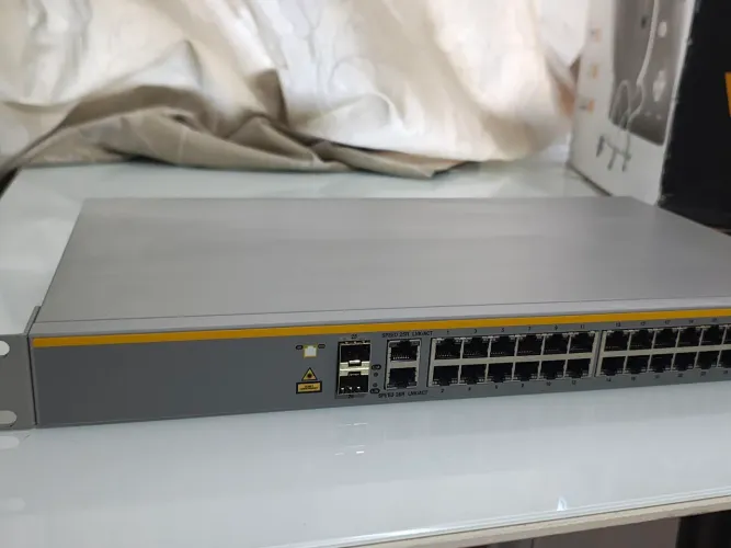 Switch Gerenciável 24 Portas PoE Allied Telesis AT-8000S/24POE