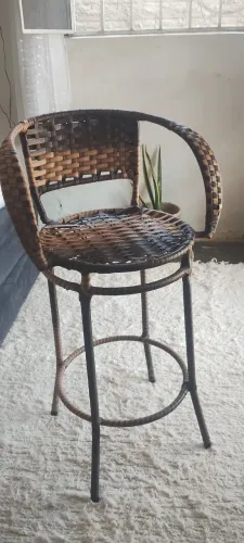 Conjunto mesa com 3 cadeiras altas