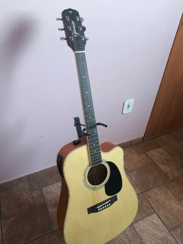 Violão eletroacústico com capa e suporte