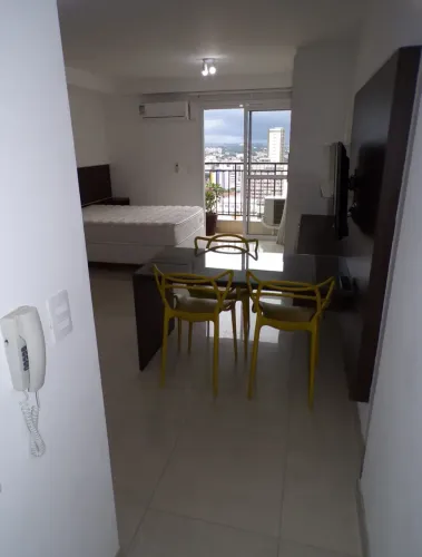 Studio mobiliado no 28º andar de condomínio clube, no Centro de Curitiba!