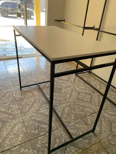 Arara e mesa industrial