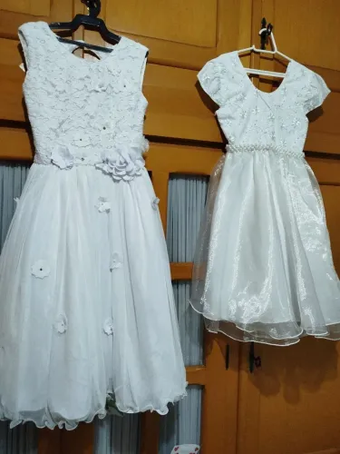 Vendo 2 vestidos de dama mais almofada para aliança
