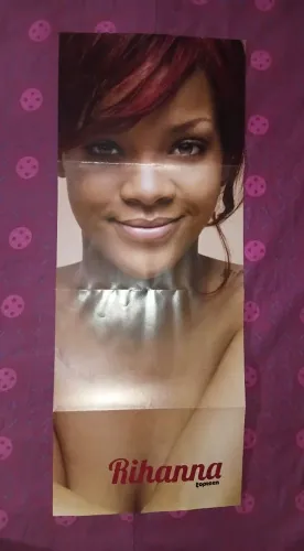 Pôster duplo das cantoras Rihanna e Selena Gomes