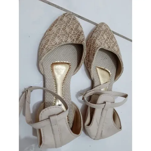 Sapatilha bege com brilhos; Tam: 39