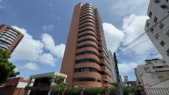 Apartamento 437m² com 3 suítes na Aldeota | 1 por andar e 4 vagas