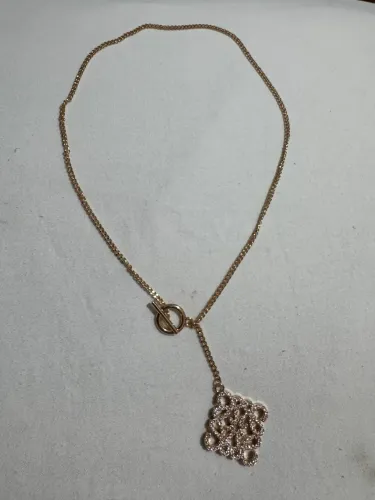Colar corrente dourada com pingente francês inspirado na loewe