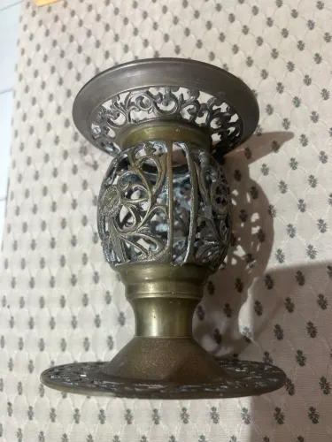 Porta vela em cobre, todo fenestrado com designer maravilhoso 