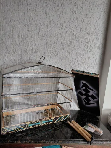 Gaiola trinca ferro ainda na caixa. 