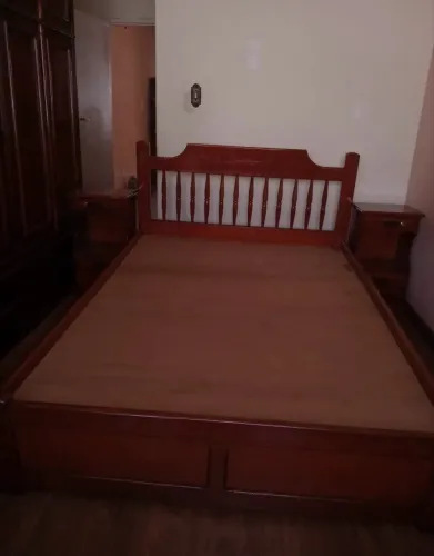 Cama sem colchão com criado combinando