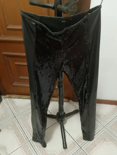 Calça de paetê é da DASLU