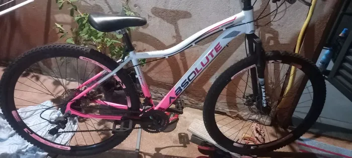 Bicicleta rosa e branca 