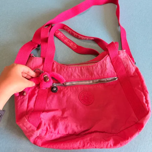 Bolsa Kipling rosa original - leve e funcional