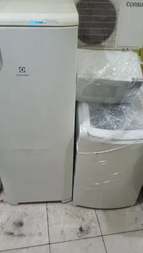 Vendo três itens tudo junto geladeira micro-ondas máquina de lavar