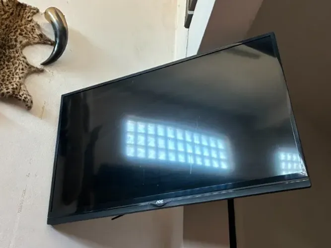 TV AOC 32 Polegadas - Com Suporte para Parade