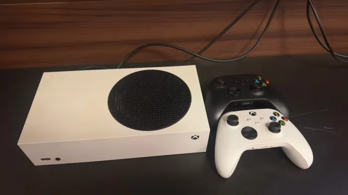 Microsoft Xbox Series S (512GB), acompanhado por dois controles sem fio