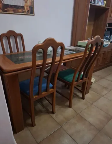 Mesa de jantar - madeira maciça e tampo de vidro - 4 cadeiras