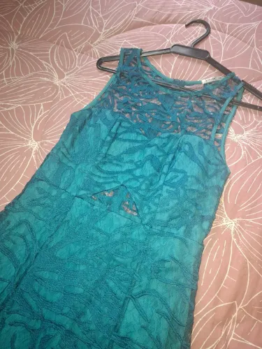 Lindo vestido de renda para festa na cor verde petróleo
